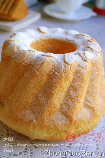 这款面包因为不是很甜，所以撒上糖粉。