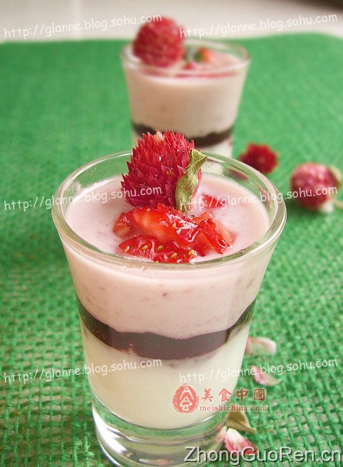 草莓果香酸奶