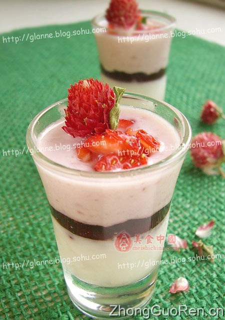 草莓果香酸奶
