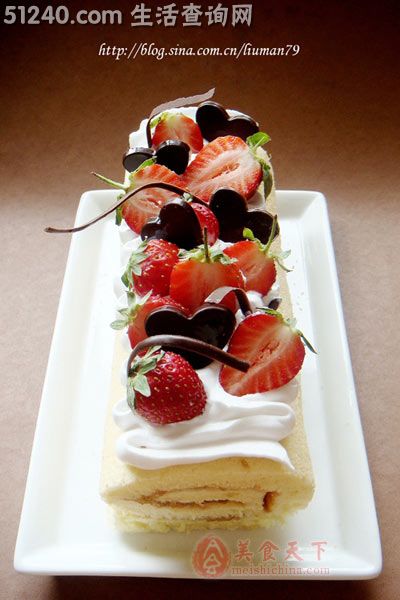 草莓装饰的蛋糕卷