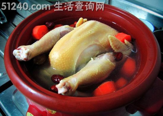 紫砂锅煲香菇鸡汤